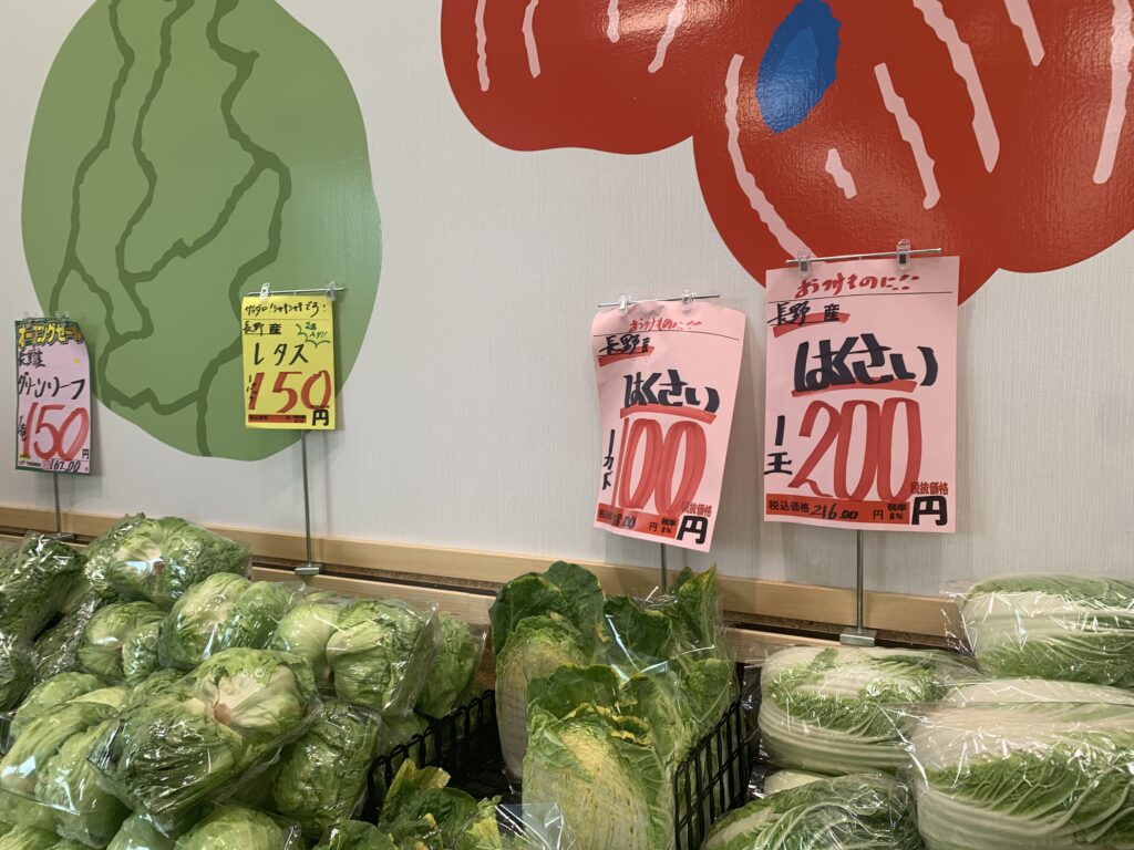 業務スーパー店内画像・レタス、白菜